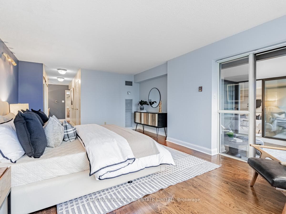 130 Carlton Street Unit 1107 photo 21