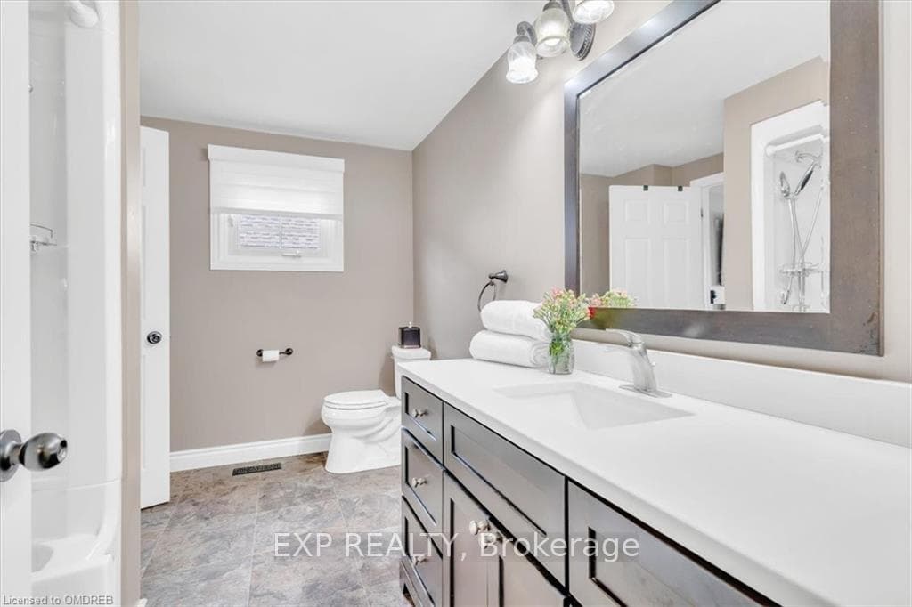 Main upper bathroom
