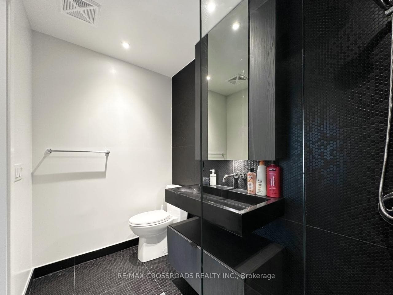 11 Yorkville Avenue Unit 2012 photo 19