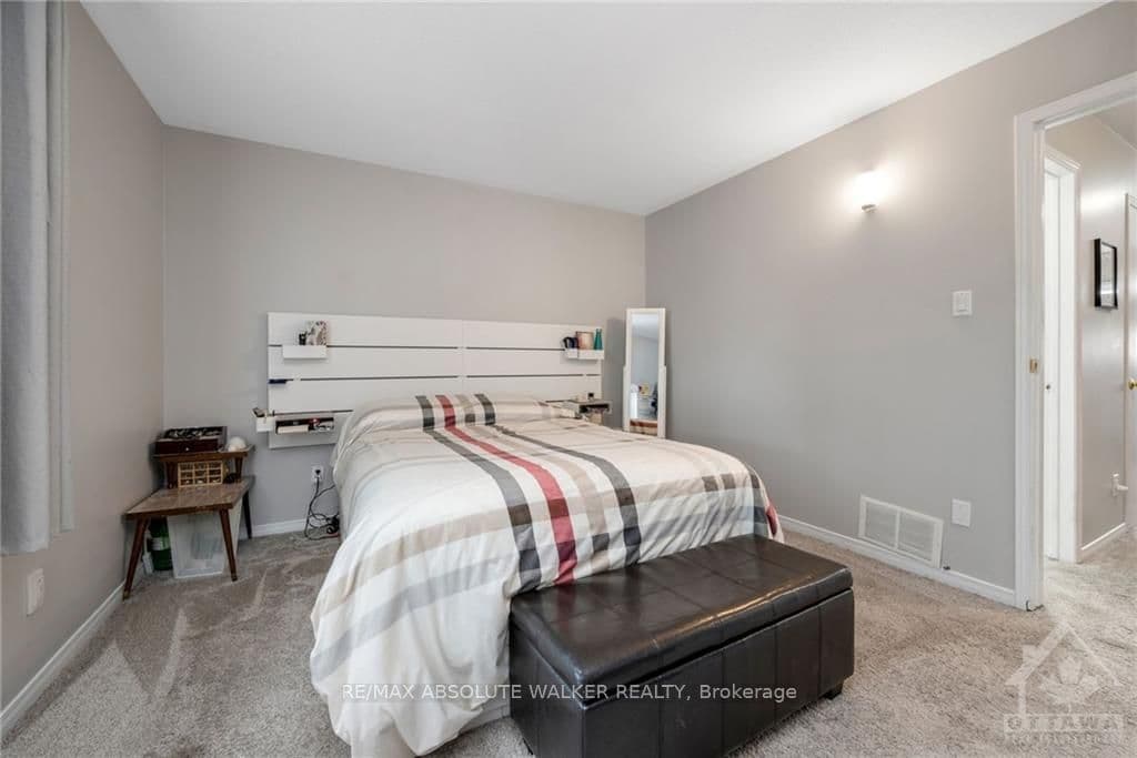 956 COOKSHIRE Crescent photo 12