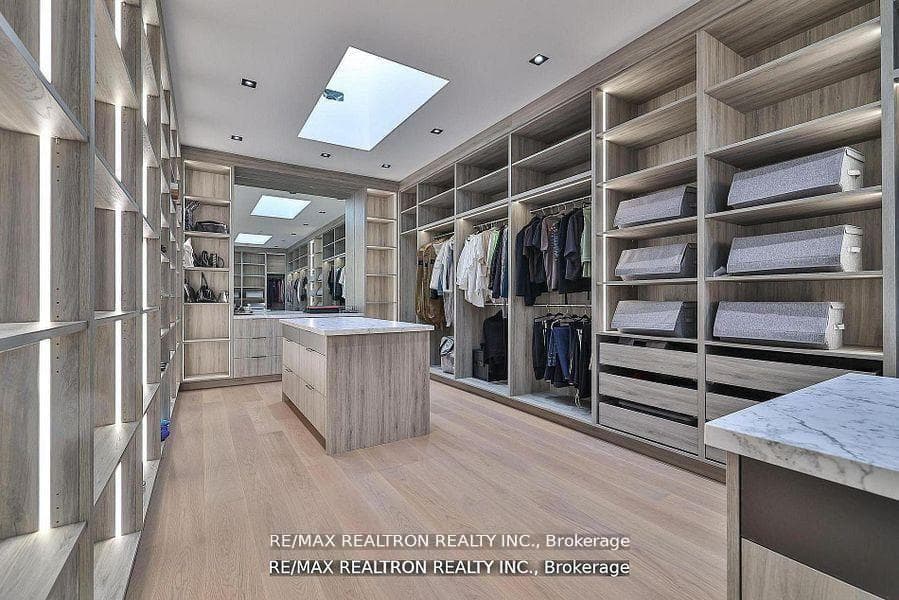 Primary BR Walk In Closet - 2 Islands - 500 sq.ft