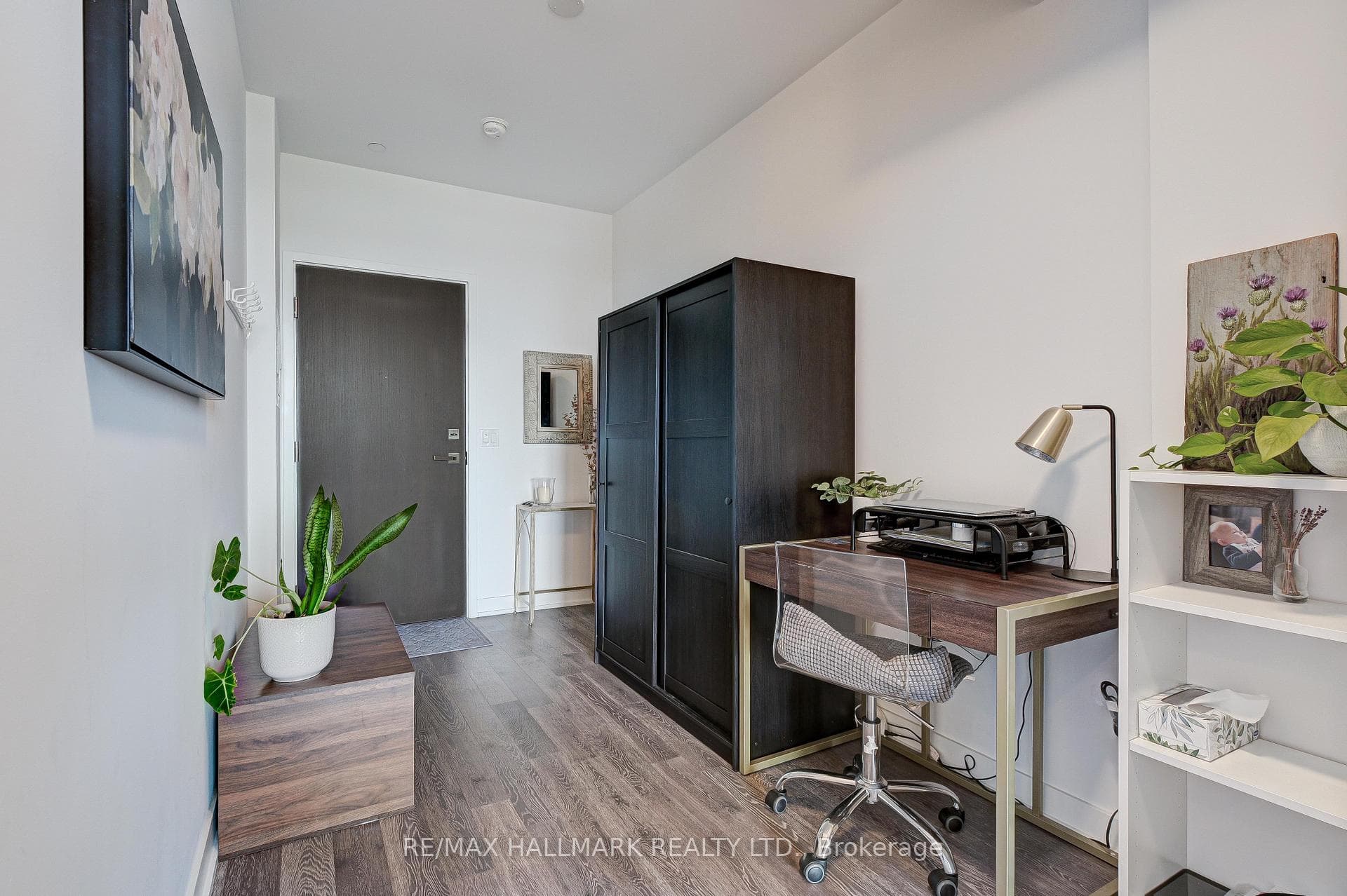 1238 Dundas Street Unit 813 photo 3