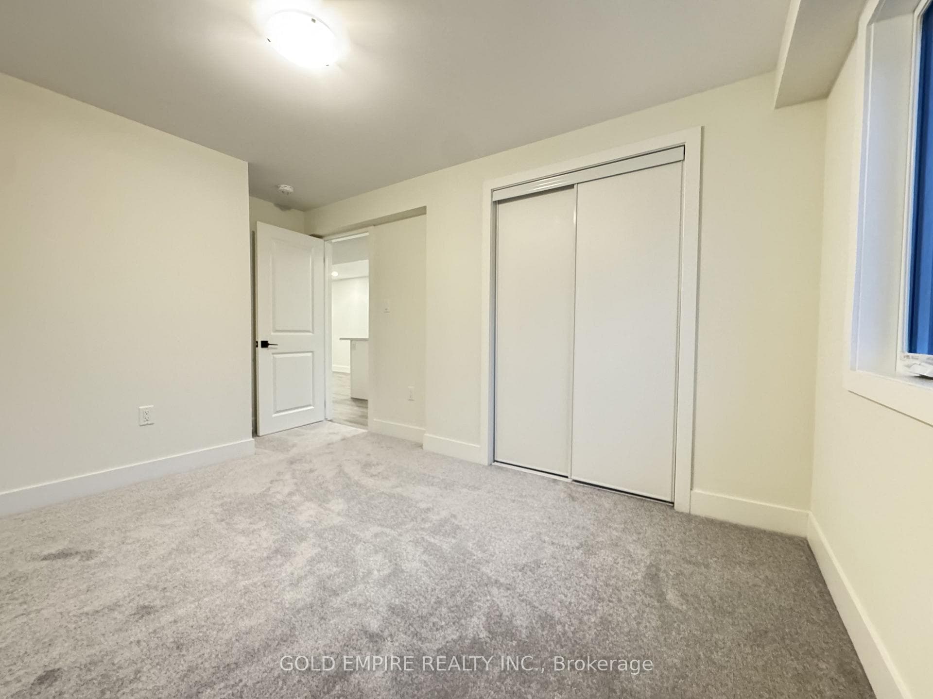 30 Julie Crescent Unit LOWER photo 18