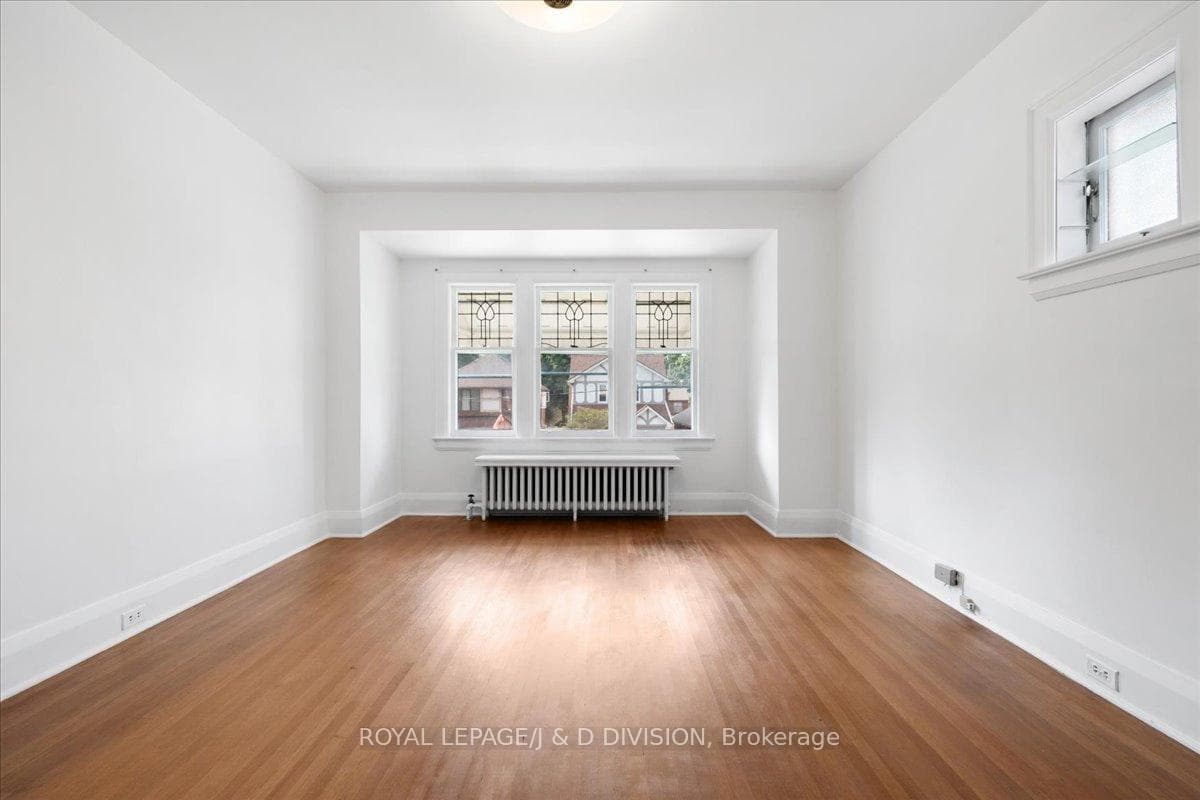 32 Roe Avenue photo 16