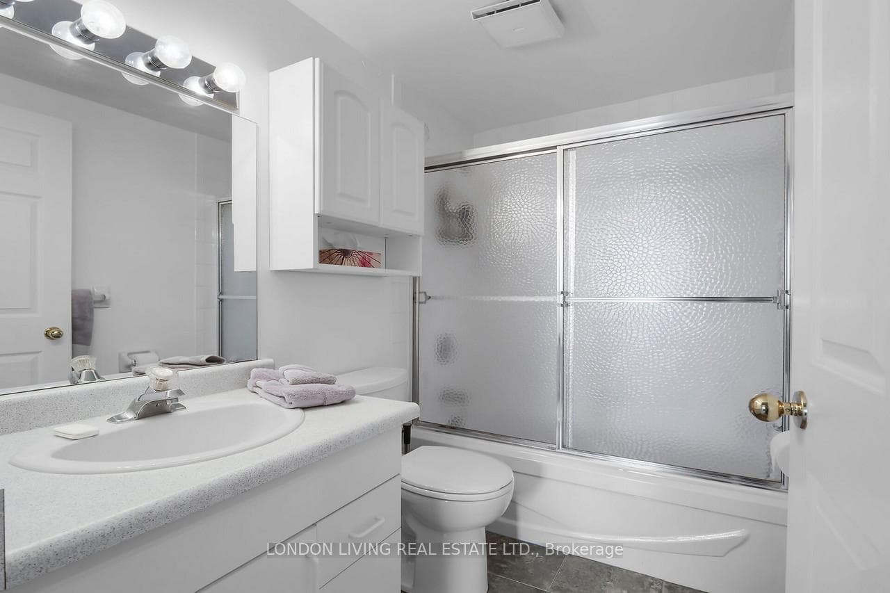 744 Wonderland Road Unit 805 photo 22