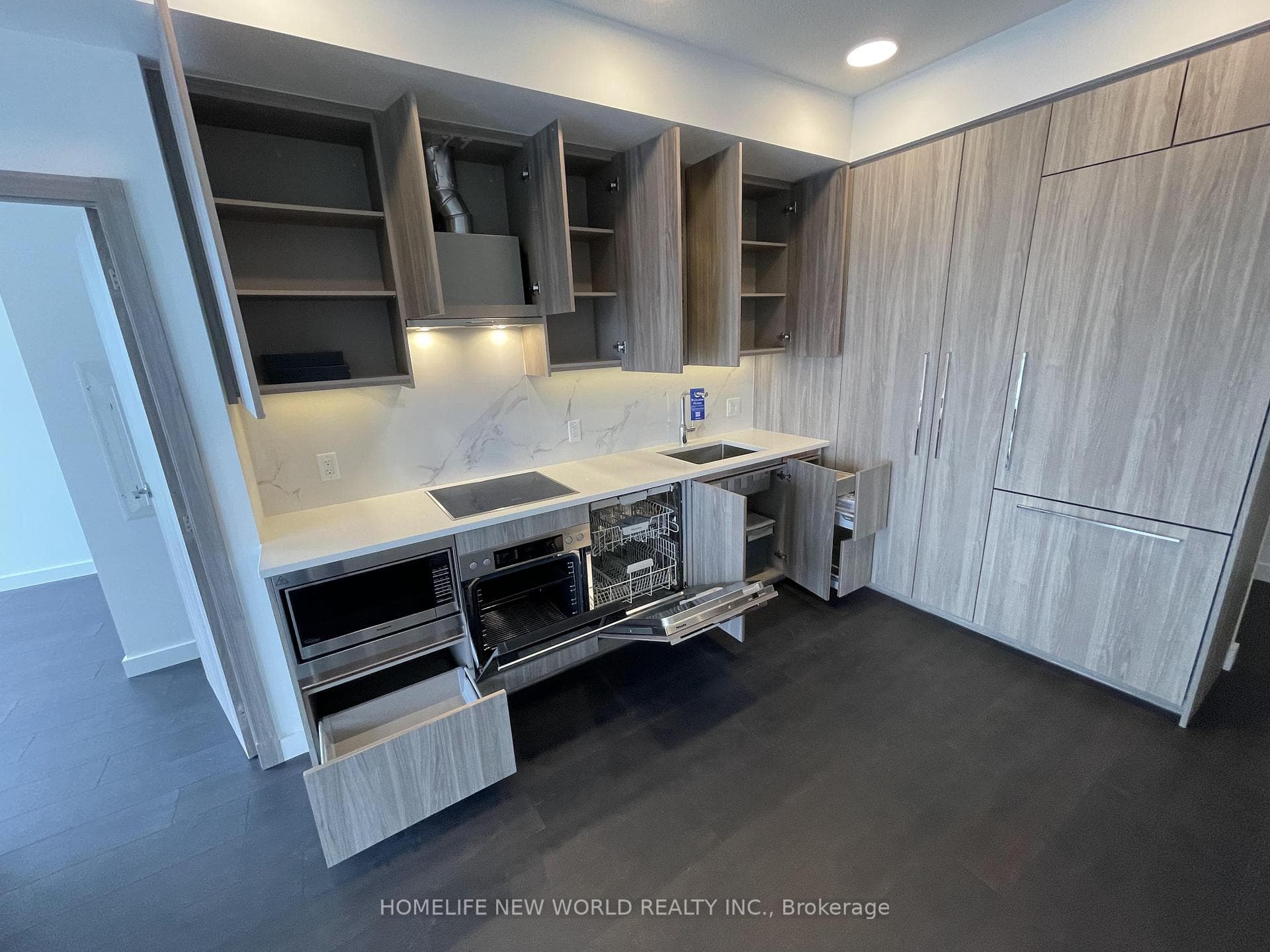 27 Mcmahon Drive Unit 3001 photo 6