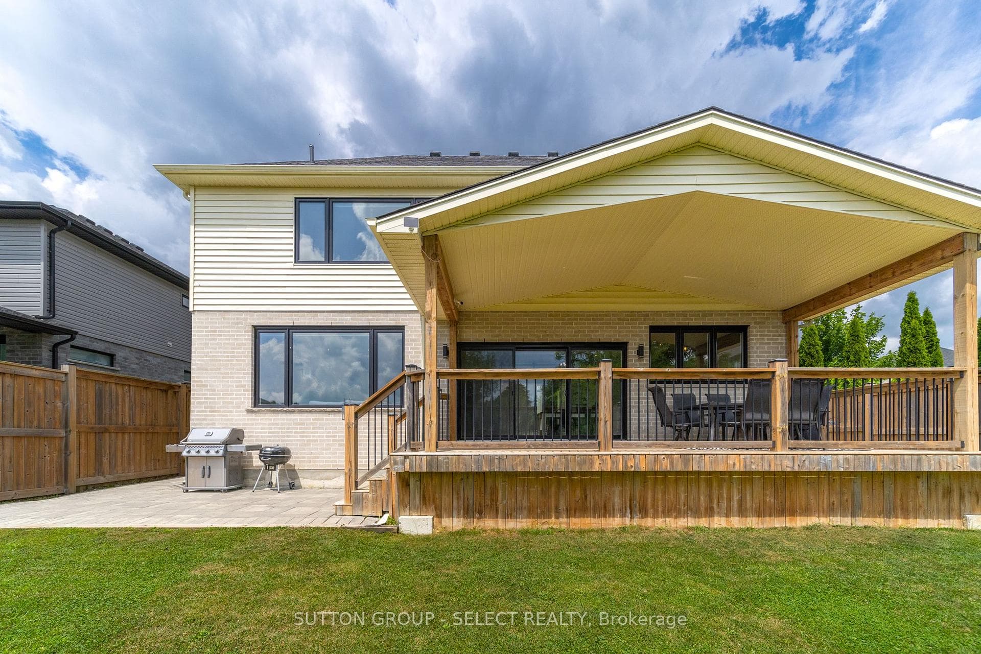 300 sq ft covered back deck