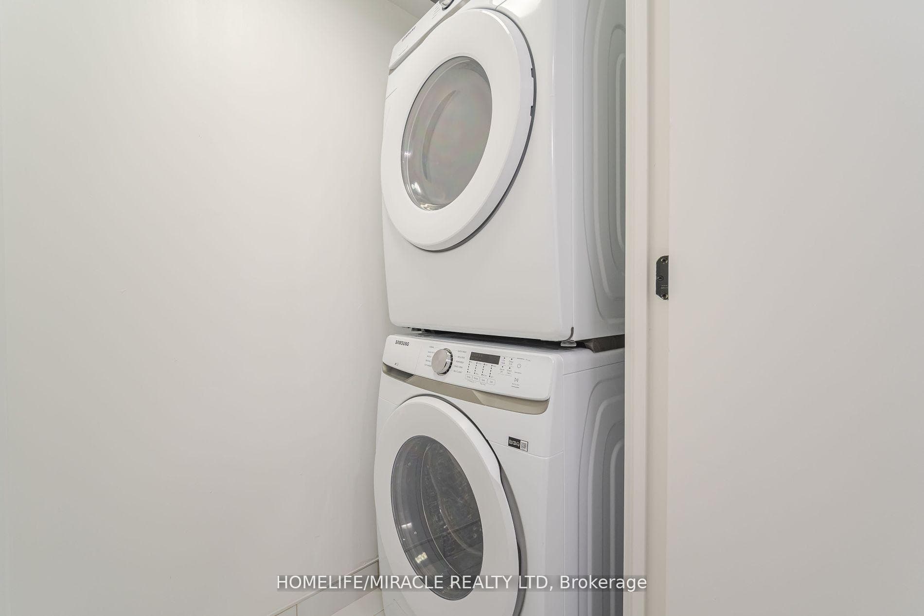 36 ZORRA Street Unit 527 photo 9
