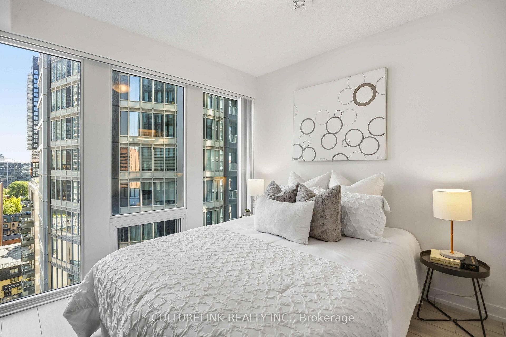 60 Shuter Street Unit 1611 photo 10