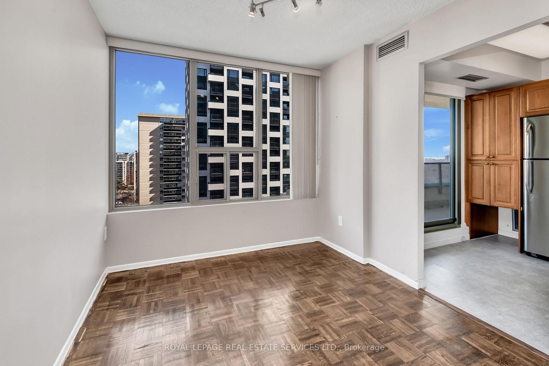 50 Quebec Avenue Unit 1607 photo 9