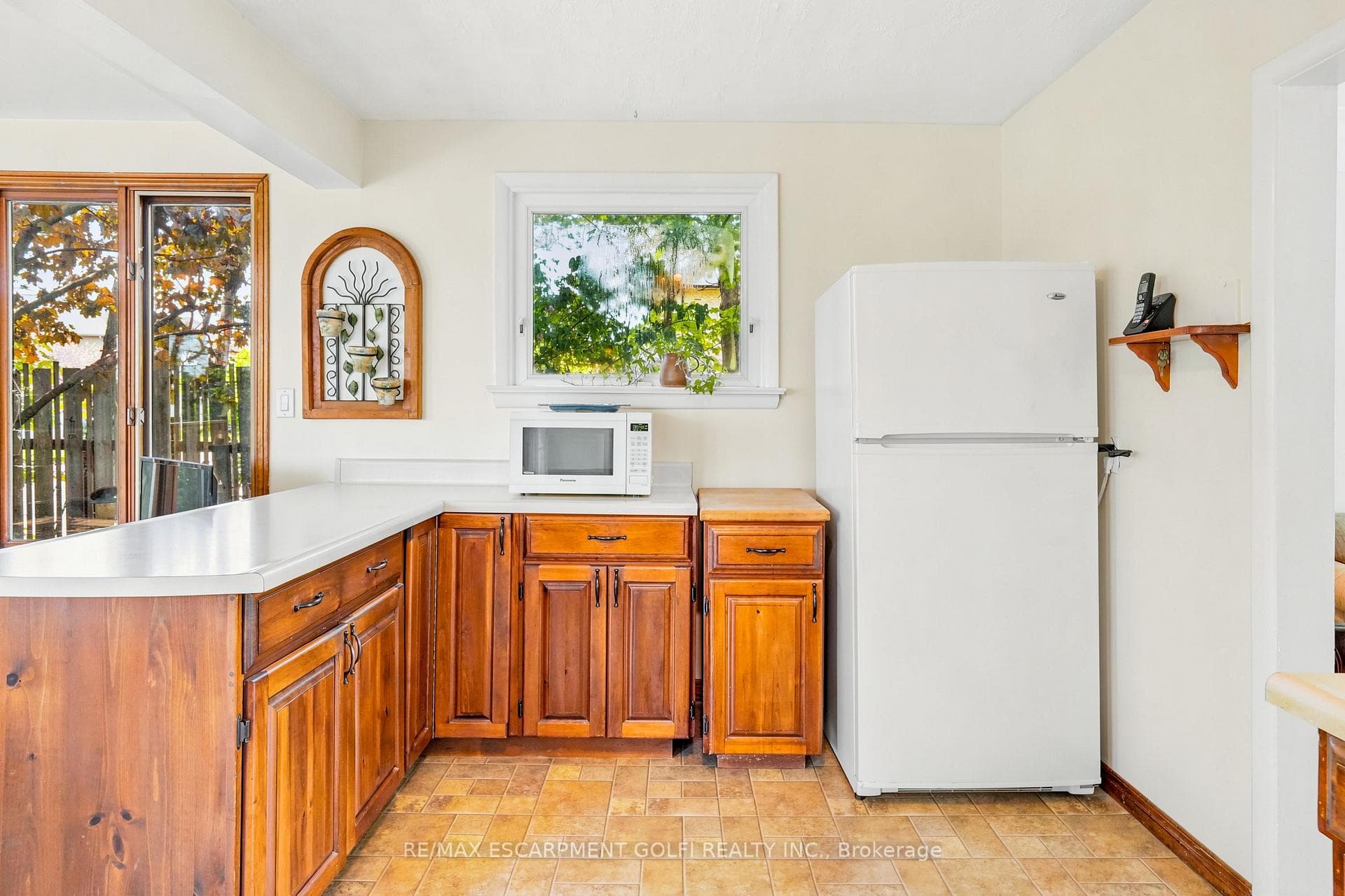 227 GLANCASTER Road photo 12