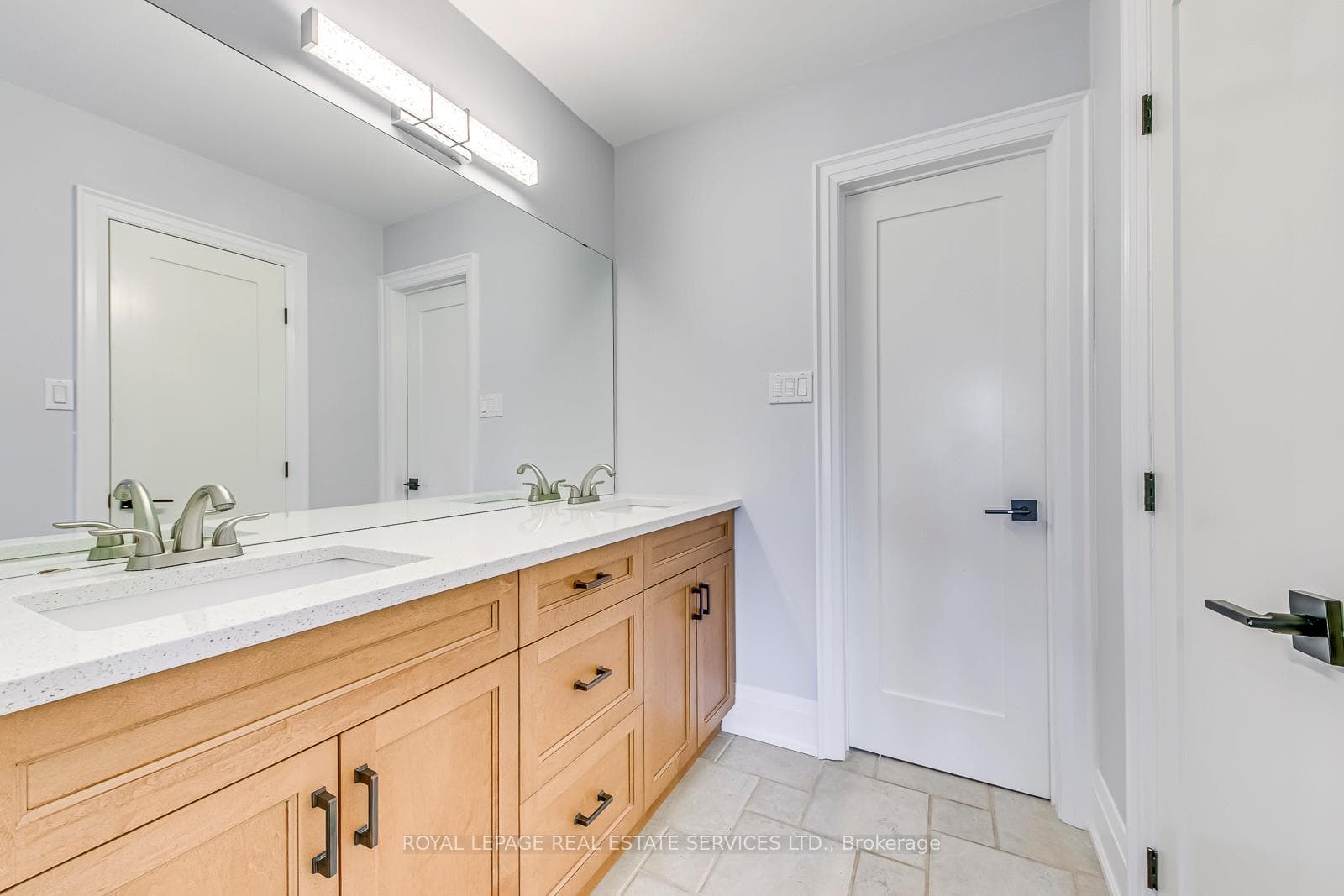 1097 Grandeur Crescent photo 23