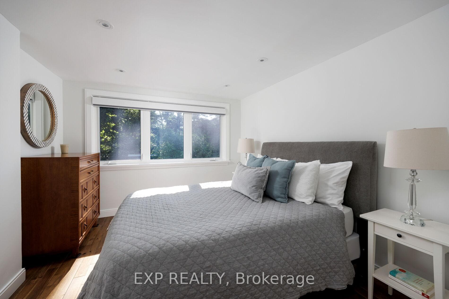 870 Royal York Road photo 38