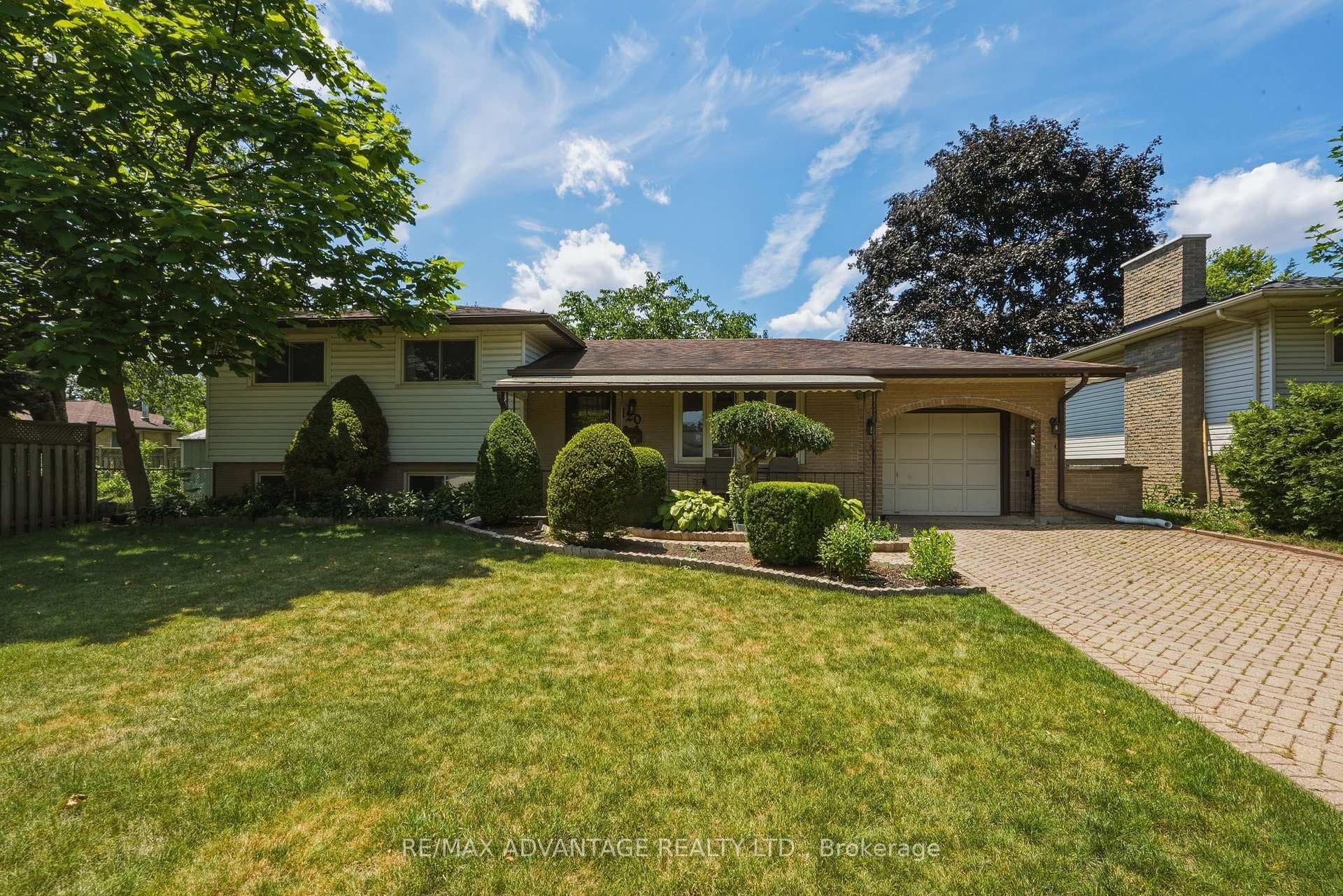 120 Champlain Crescent photo 1