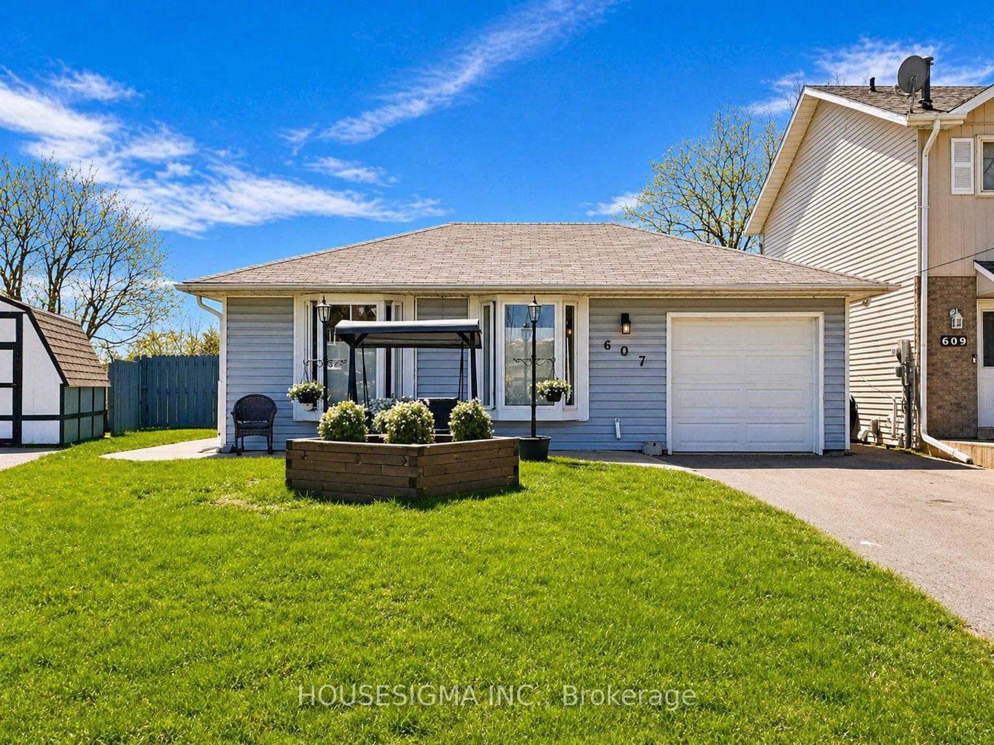 607 Down Crescent photo 3