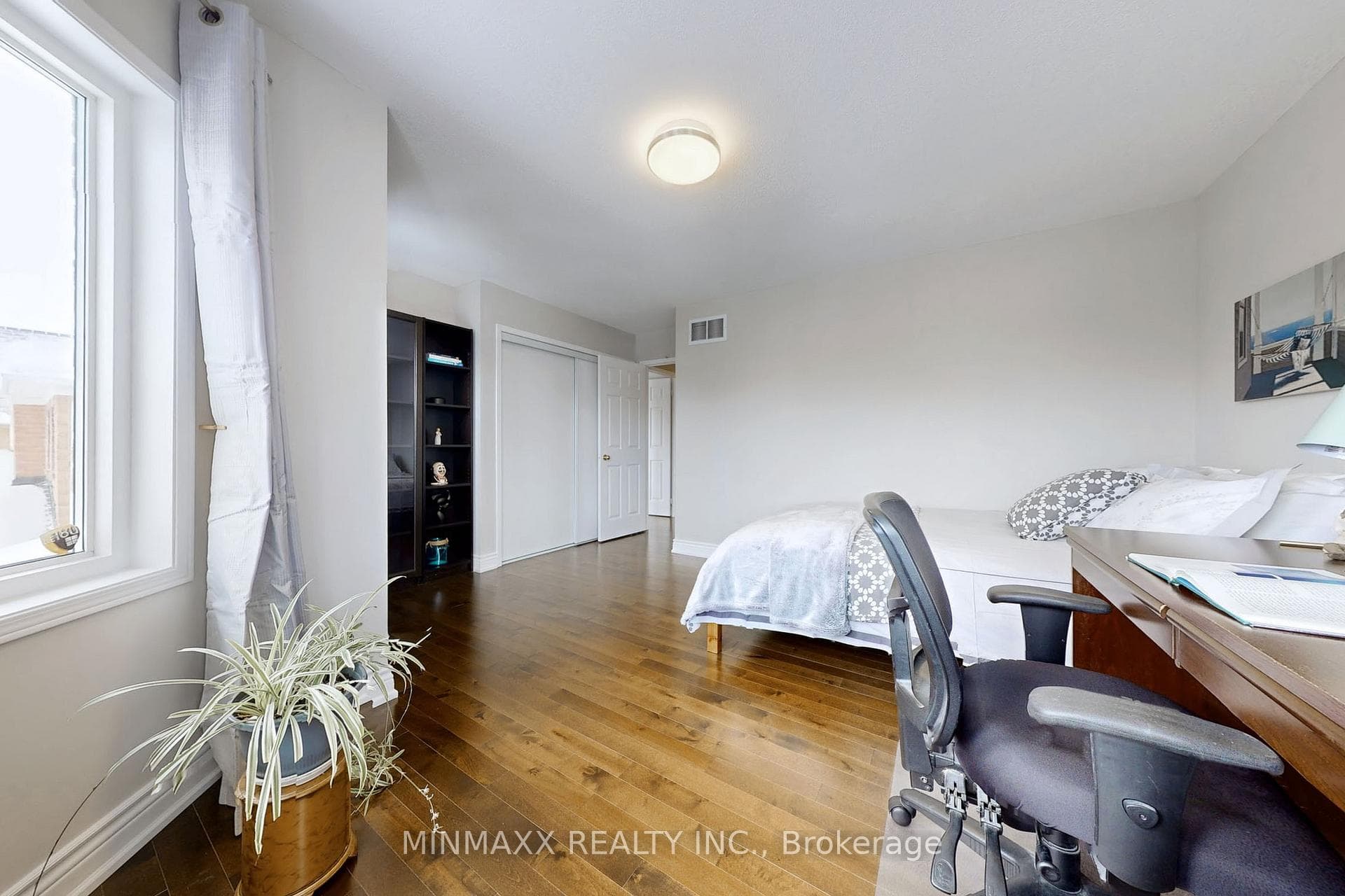 1081 Holdsworth Crescent photo 33