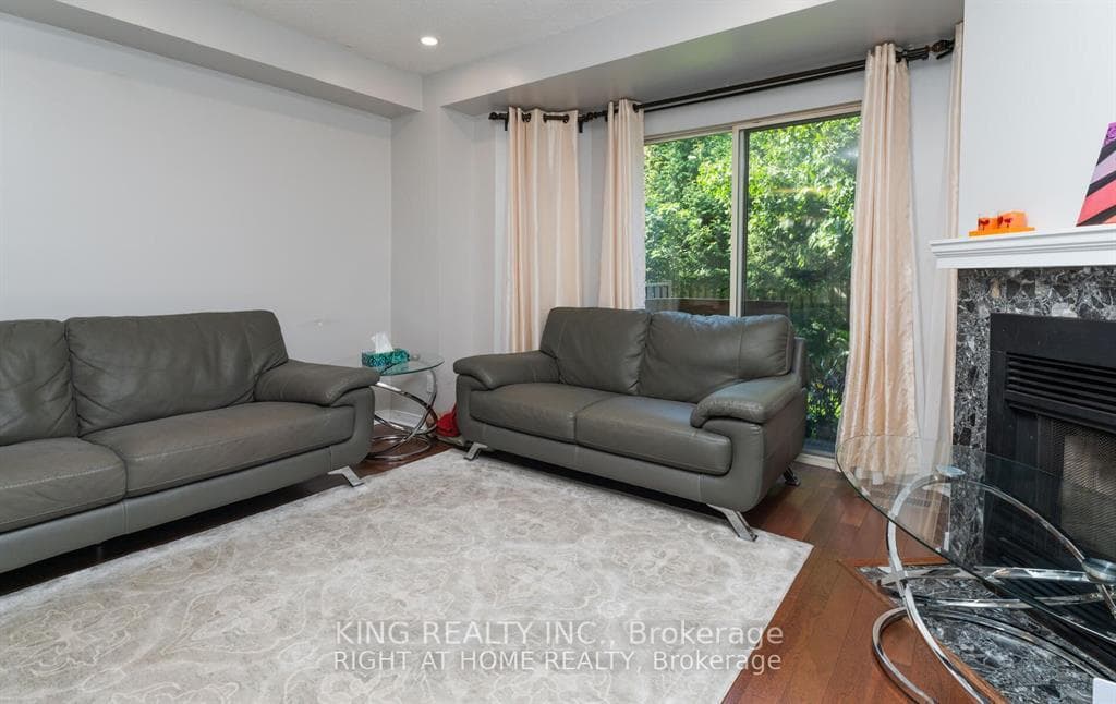2472 eglinton Avenue Unit 19 photo 7