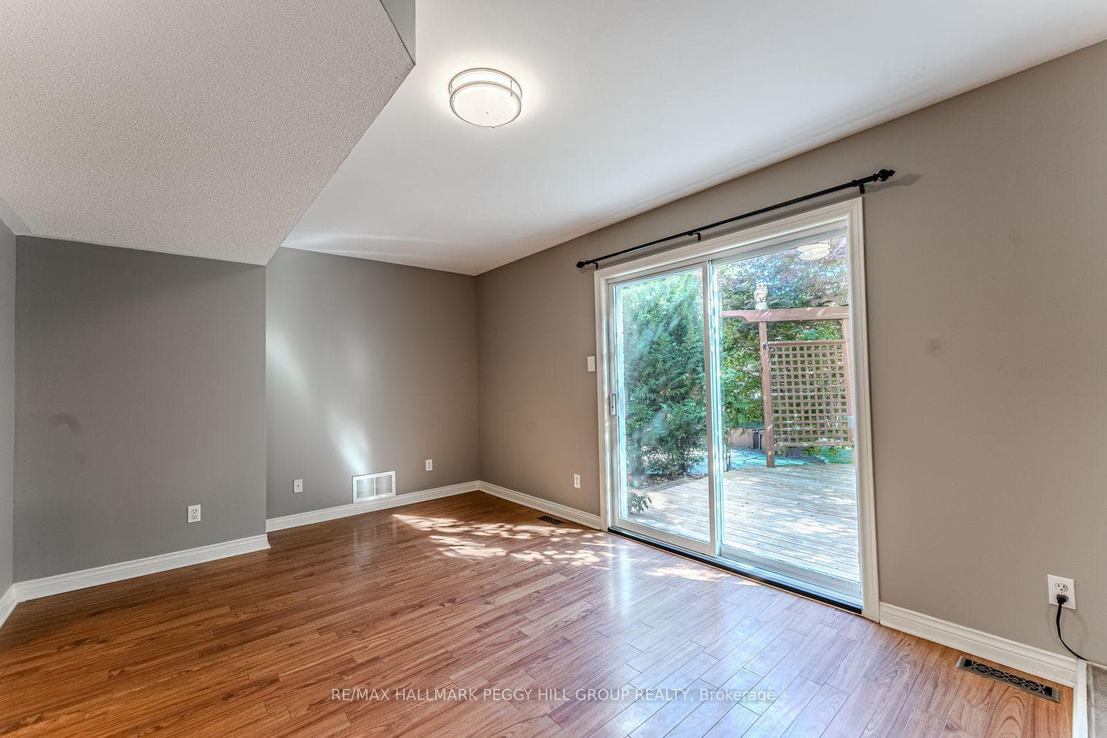 239 Simcoe Street photo 11