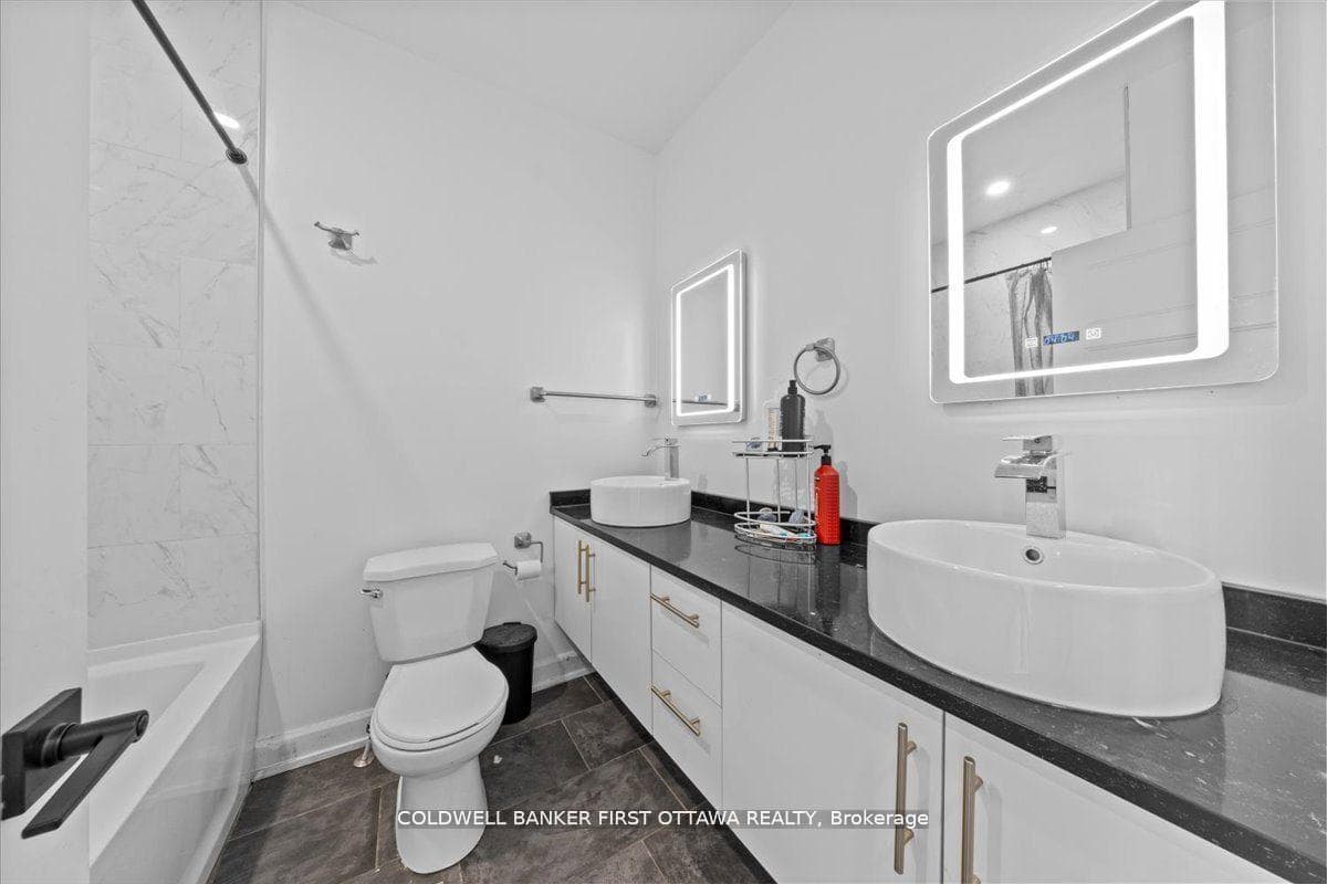 560 QUEEN MARY Street photo 17