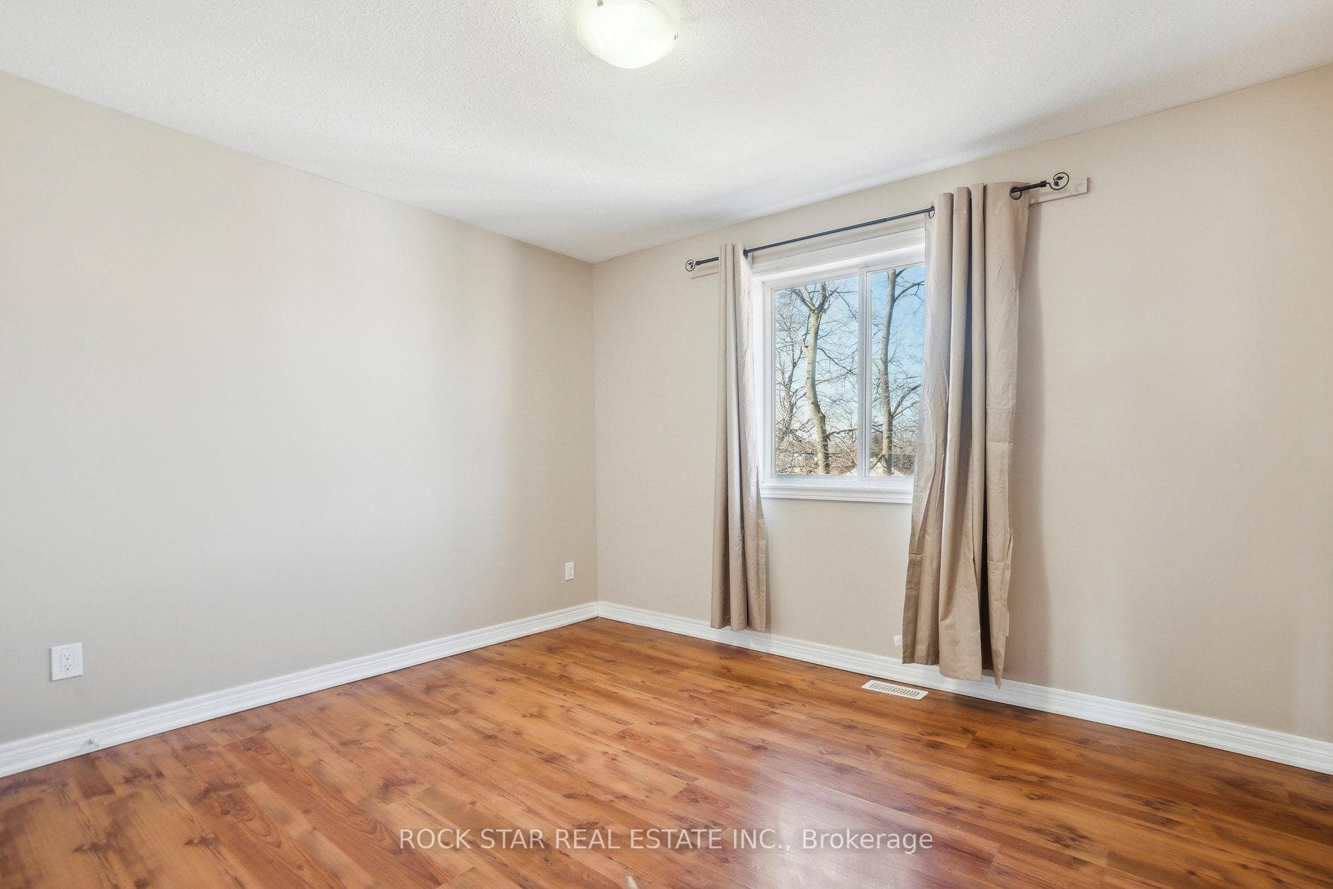 83 Wellington Street photo 20