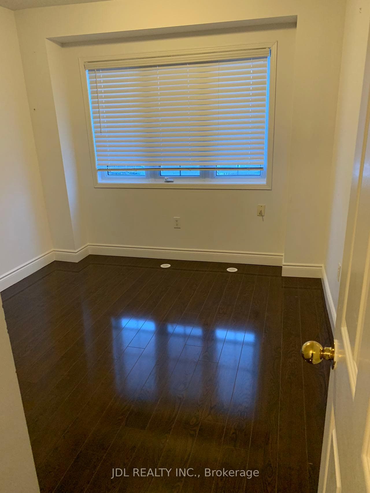 106 Burgess Crescent photo 11