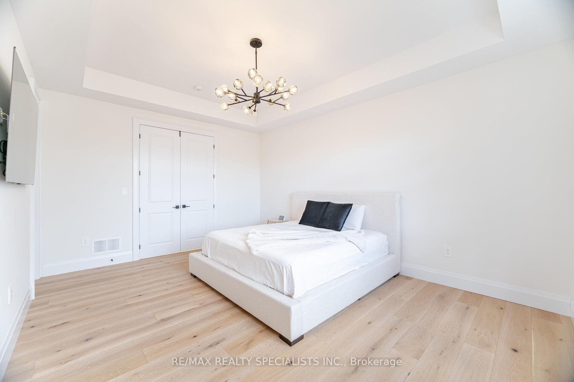 2454 Rebecca Street photo 27