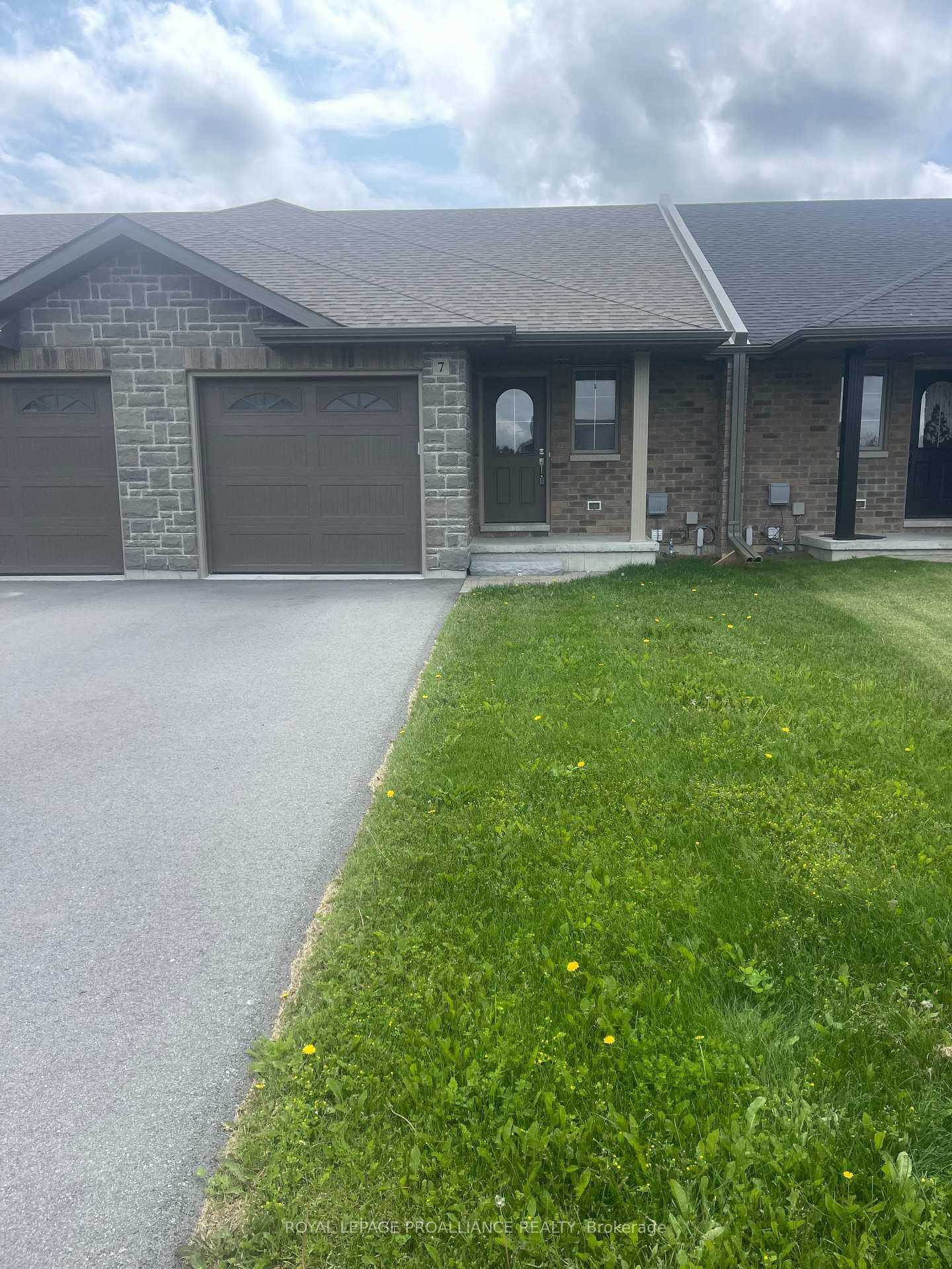 7 Hillside Meadows Drive photo 2
