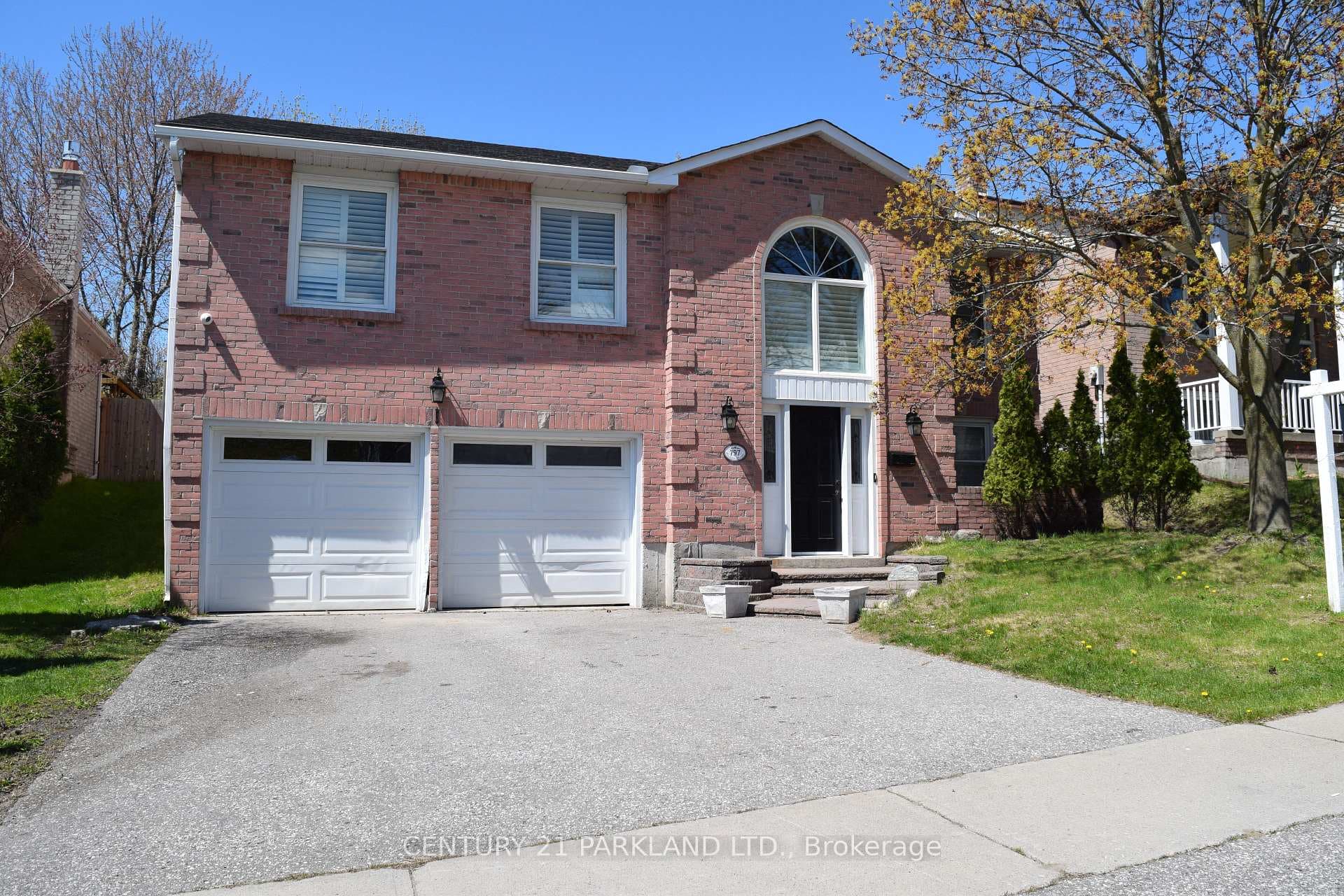 797 Lochness Crescent photo 1