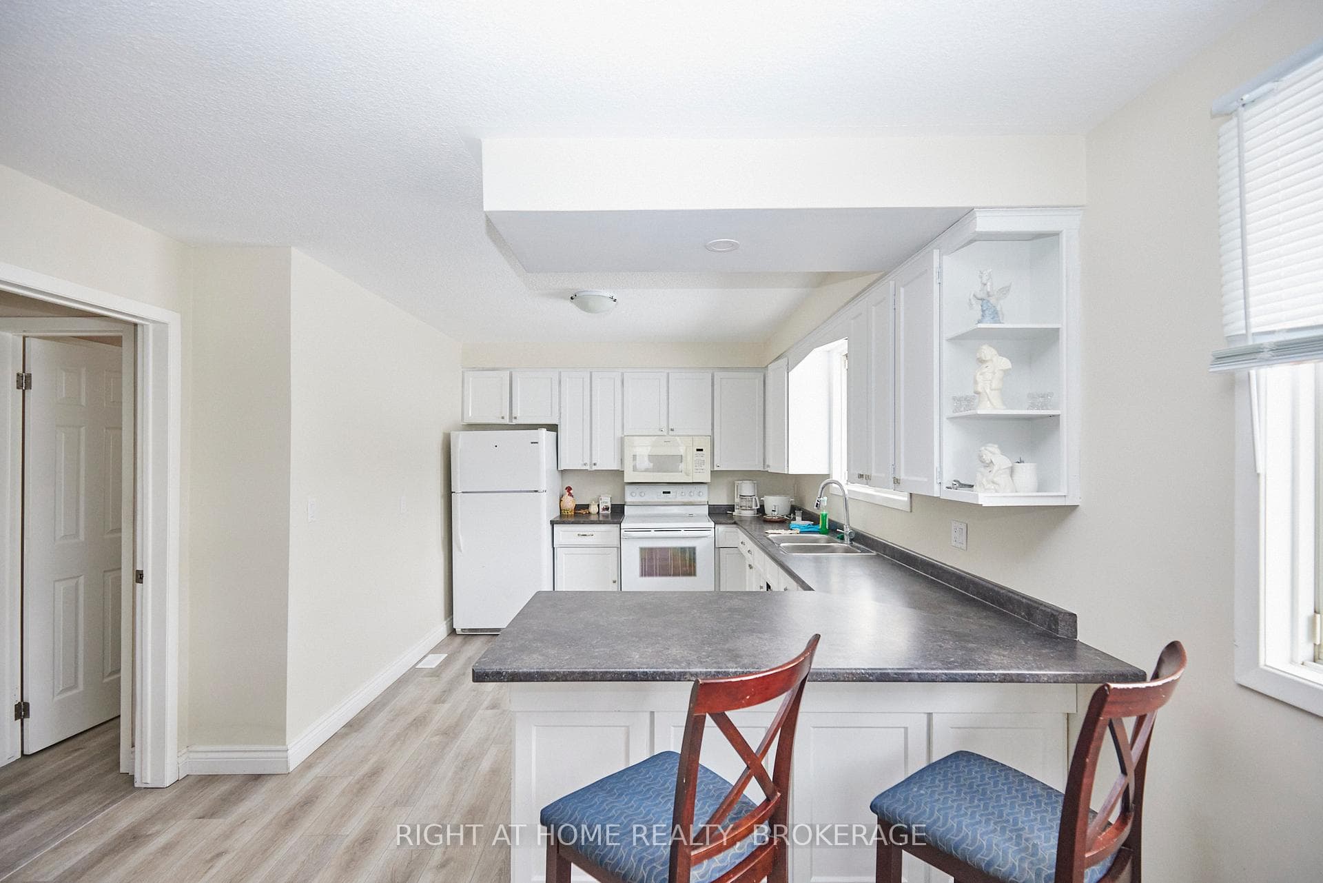 20 Augusta Avenue photo 17