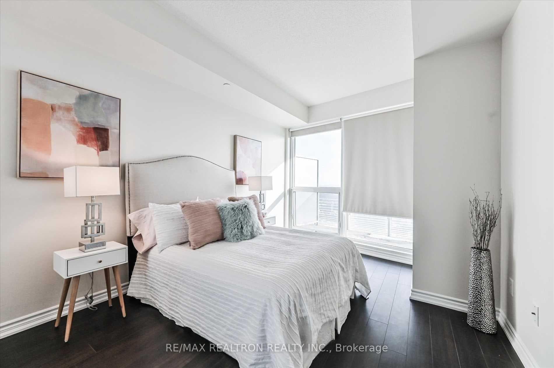 386 Yonge Street Unit 4103 photo 10