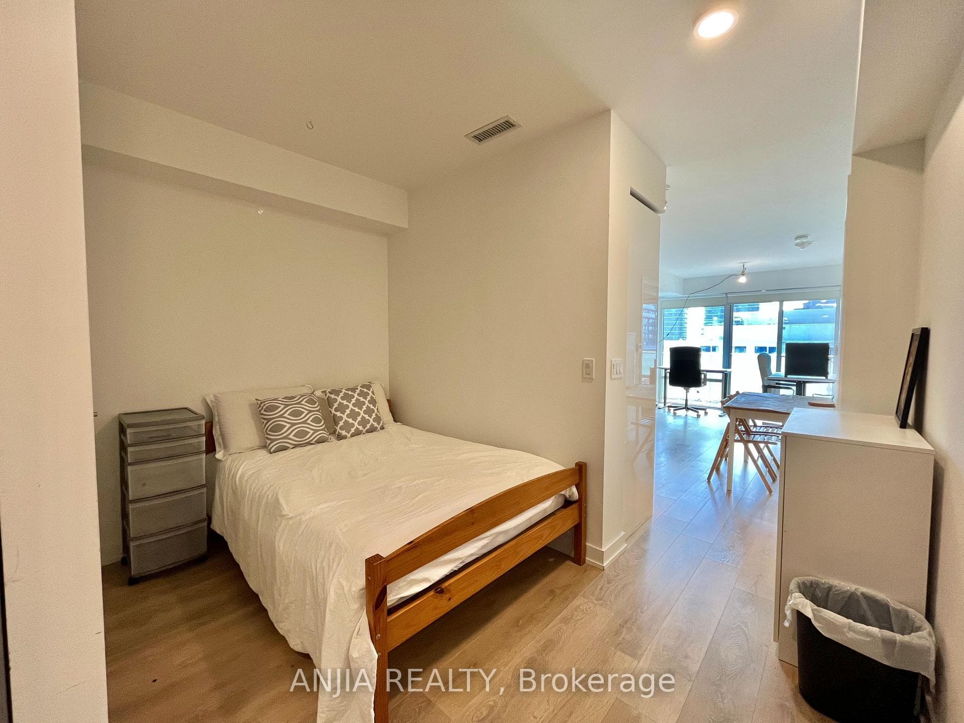 501 Yonge Street Unit 1411 photo 2