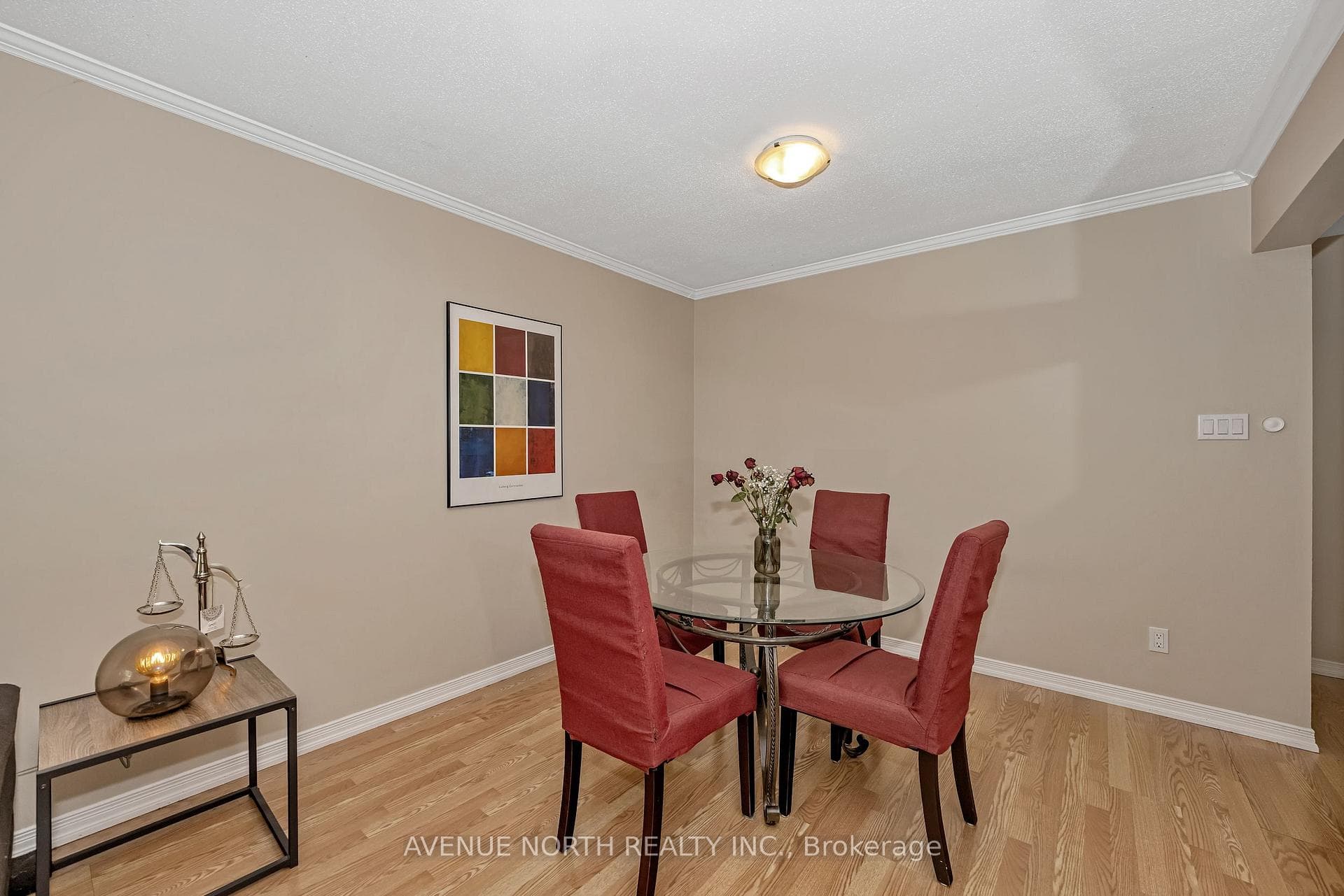 120 MARKLAND Crescent photo 5