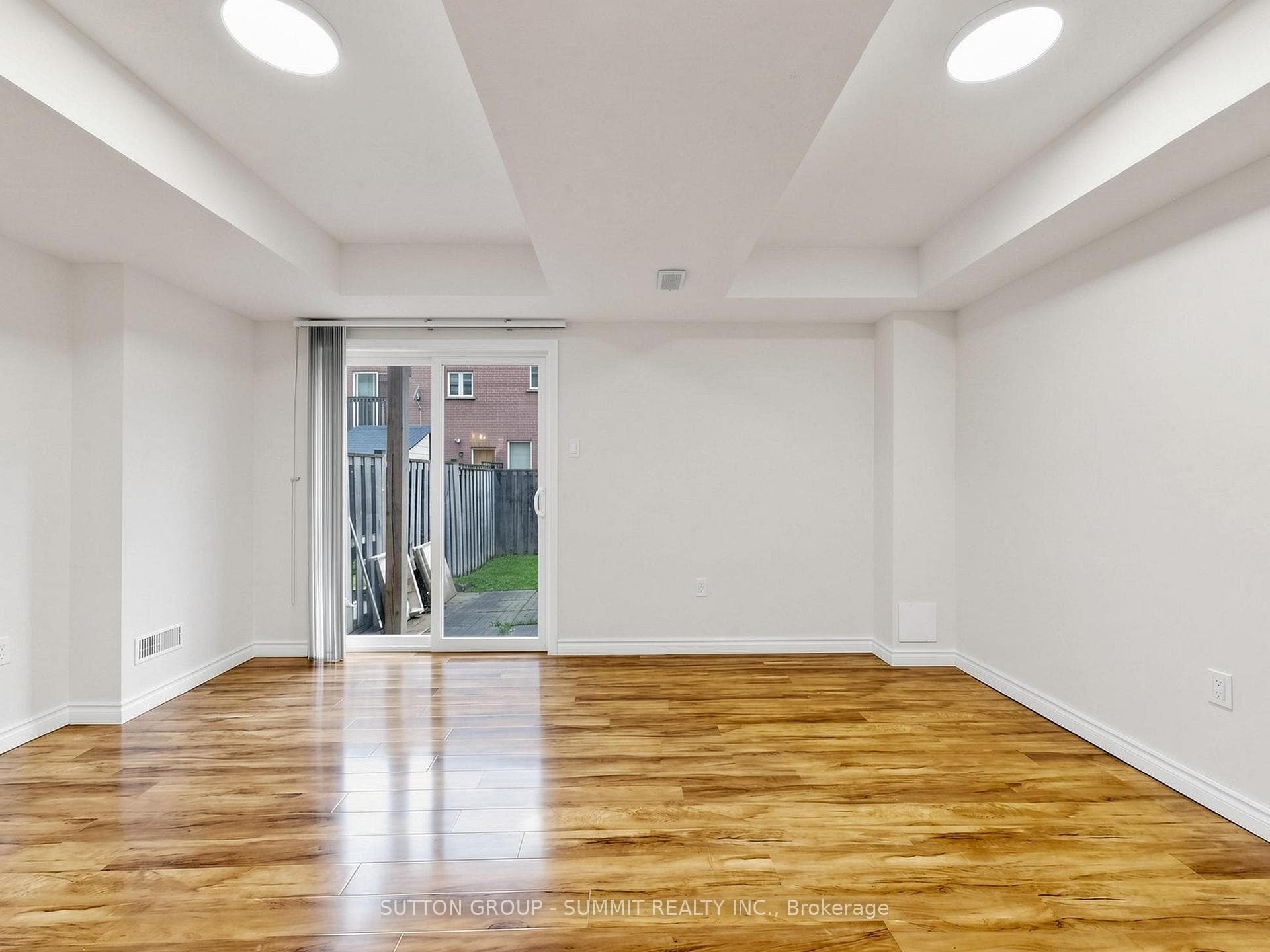 735 MAXMAN Street photo 37