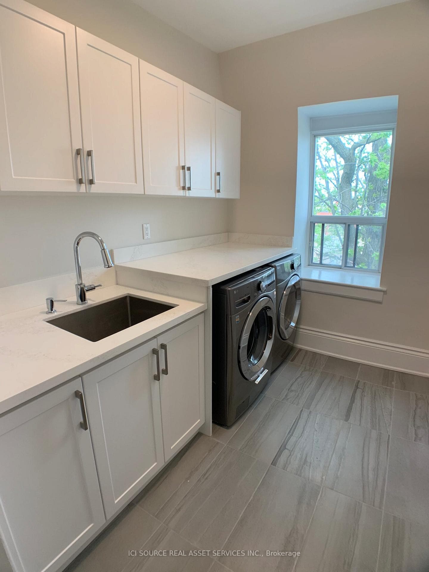 52 Grove Avenue Unit Upper photo 6
