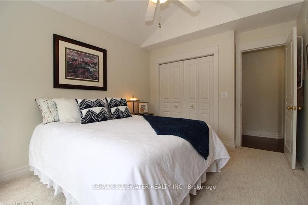 6 HARBOUR PARK Court photo 37