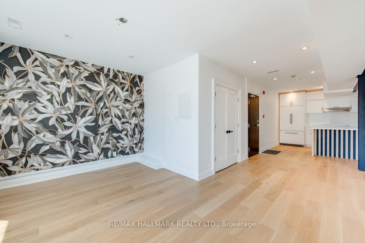 628 Danforth Avenue Unit 203 photo 4