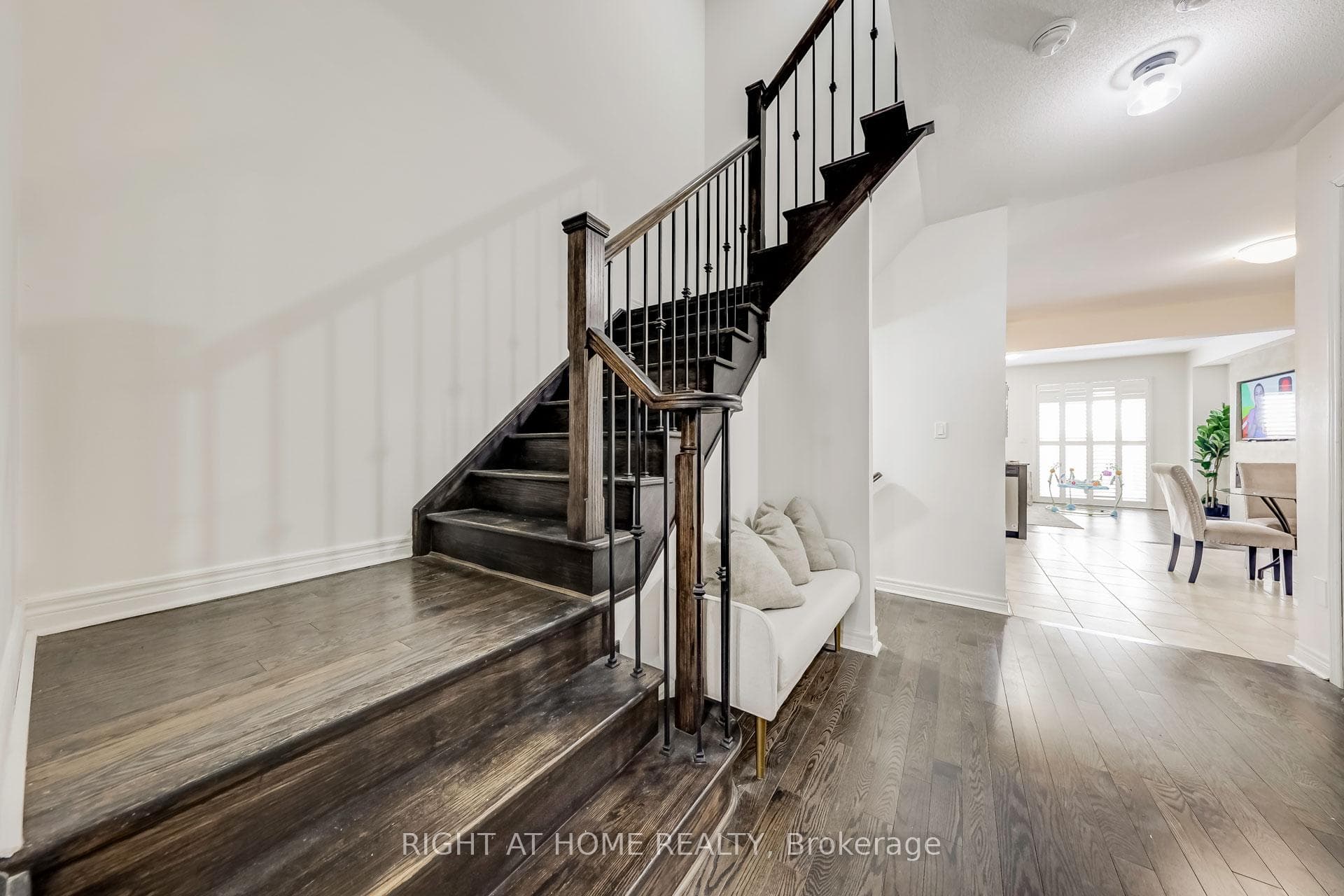 22 Rimrock Crescent photo 5
