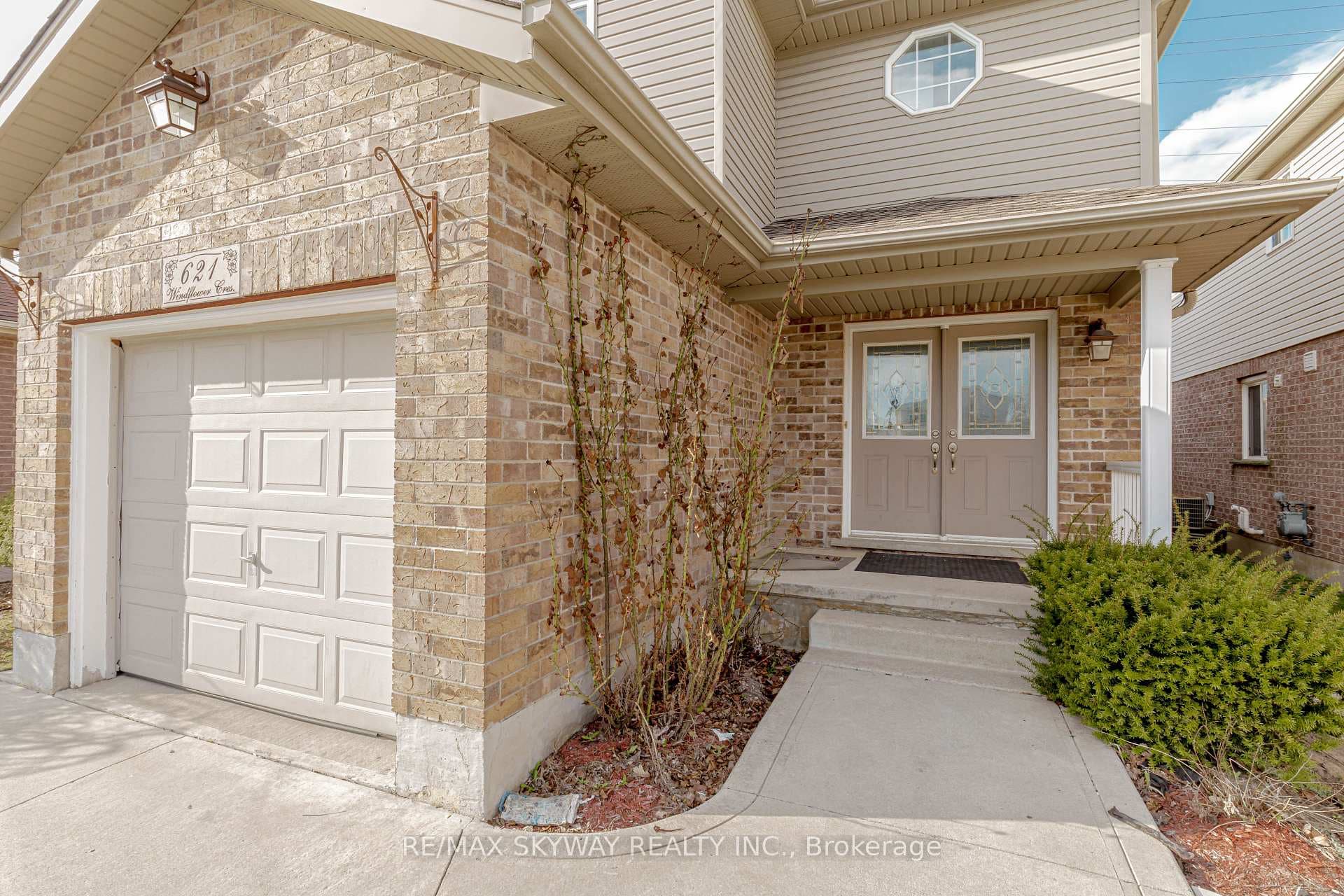 621 Windflower Crescent photo 2