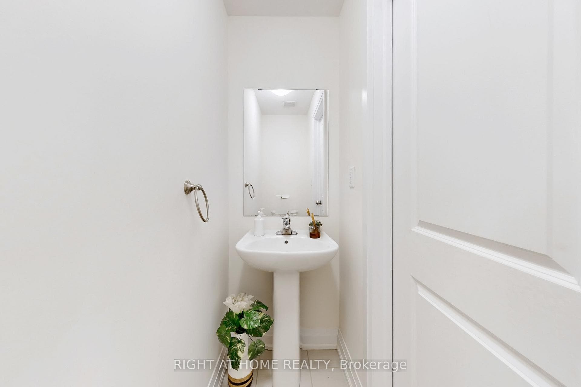 157 Blick Crescent photo 17