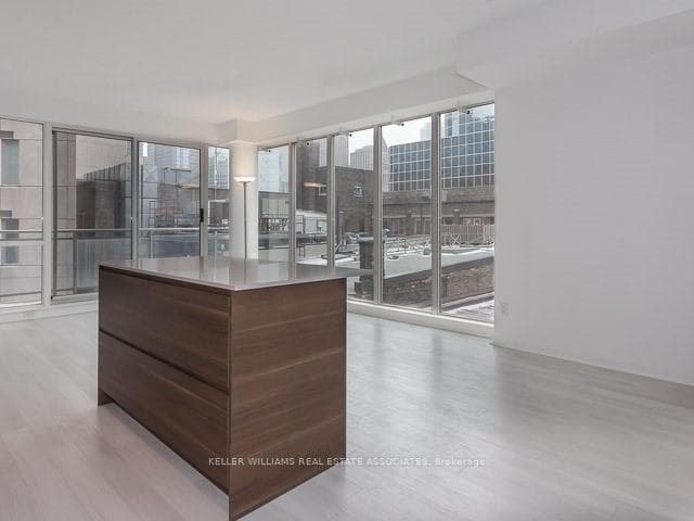 220 Victoria Street Unit 707 photo 8