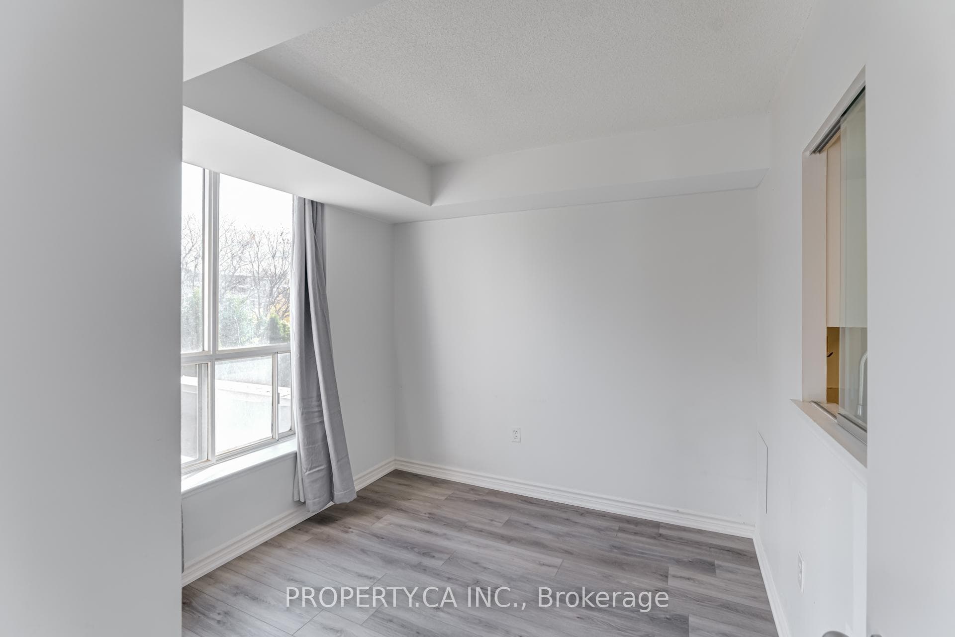 21 Overlea Boulevard Unit 201 photo 15