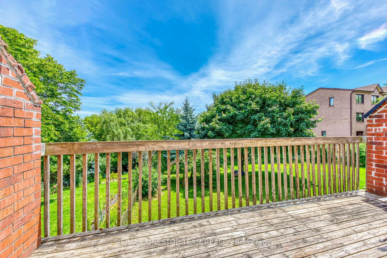 1068 Queens Avenue photo 12