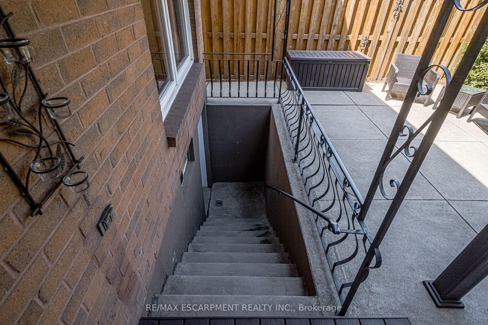 211 Macaulay Street photo 33