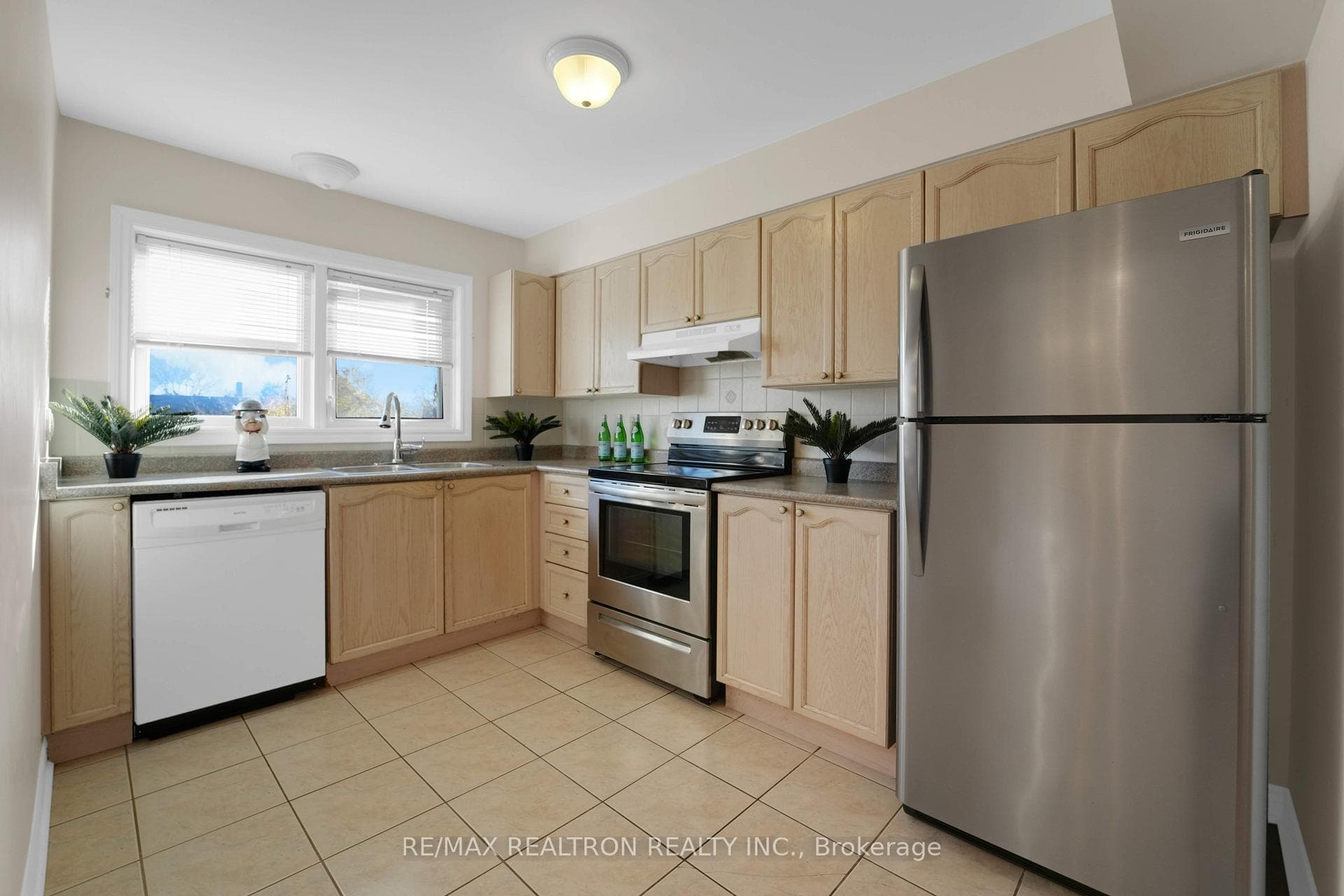 9944 Keele Street Unit 201 photo 4