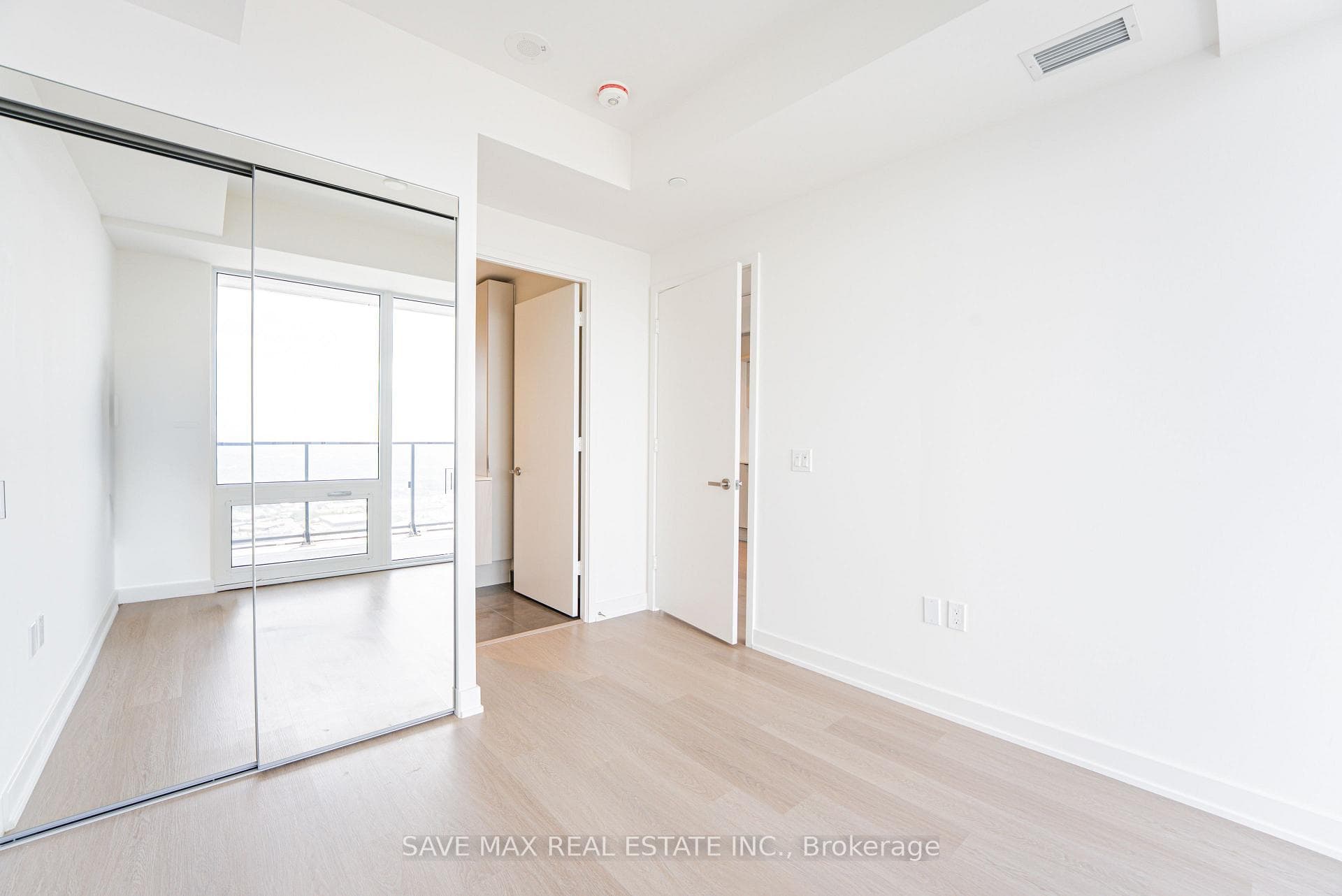 448 Burnhamthorpe Road Unit 6701 photo 19