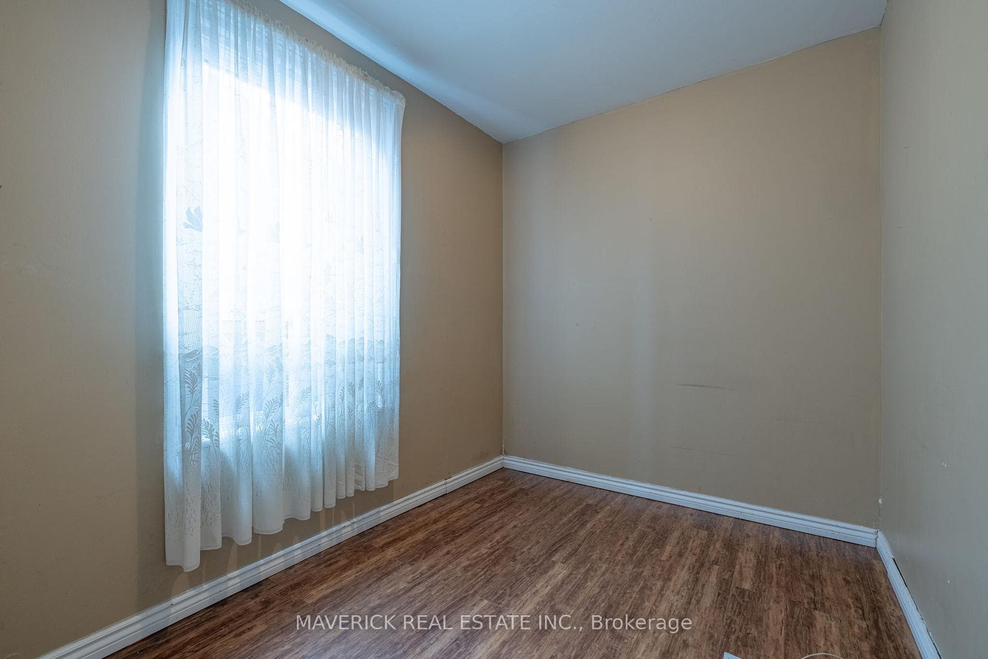 633 Elias Street photo 9