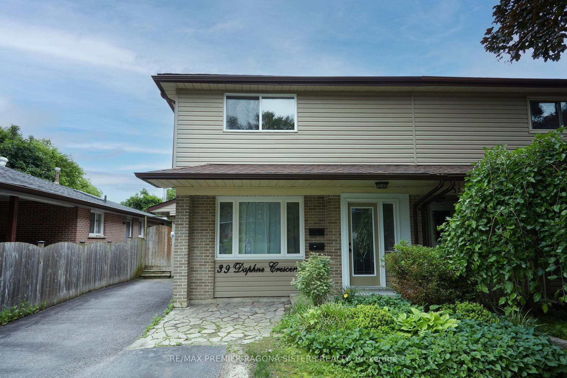 39 Daphne Crescent photo 1