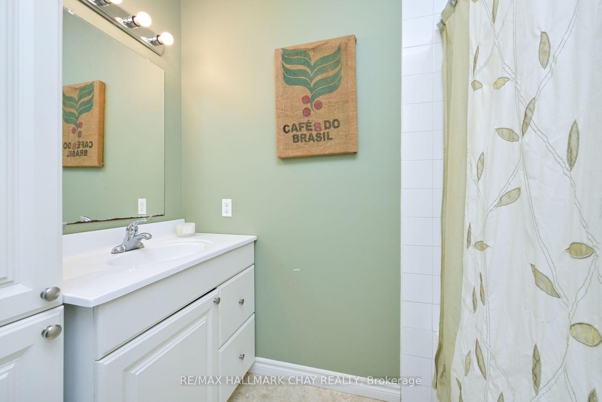 12 Symond Avenue photo 36