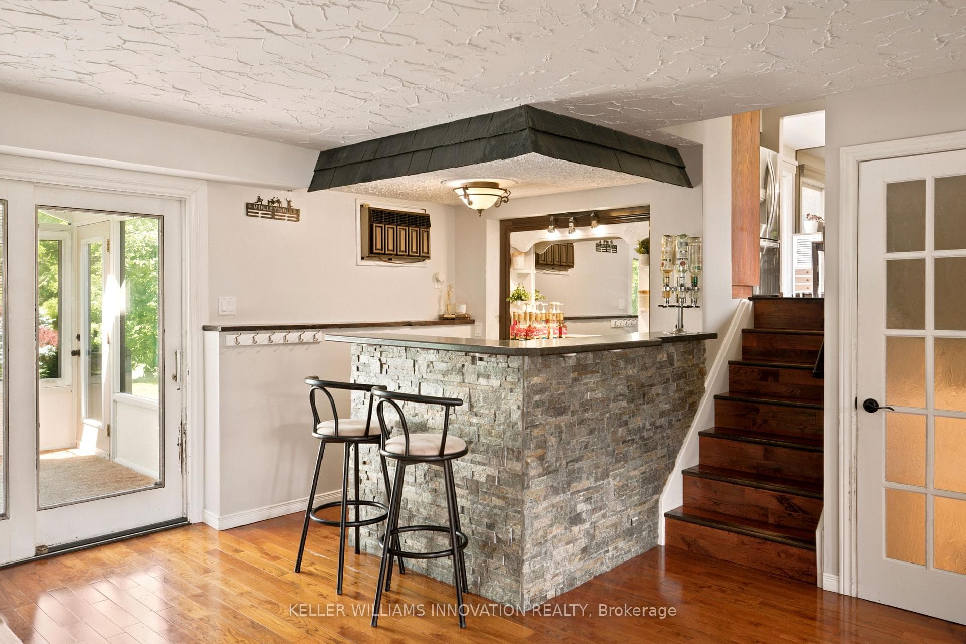 1456 MANNHEIM Road photo 9