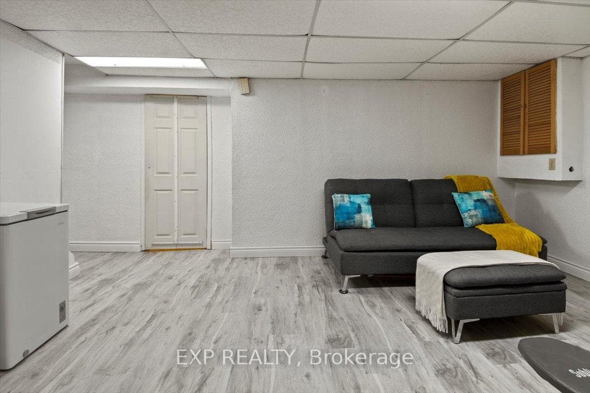 450 Bristol Crescent Unit 11 photo 33